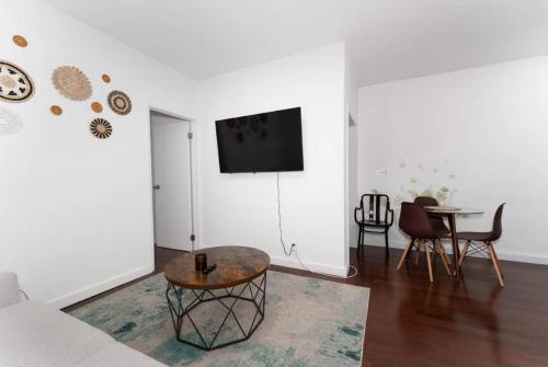 TV a/nebo společenská místnost v ubytování The Outstand NYC