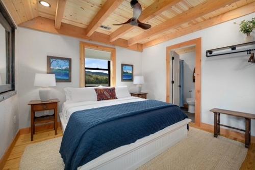 Postel nebo postele na pokoji v ubytování Cades Cabin