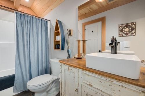 Koupelna v ubytování Cades Cabin