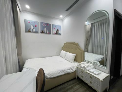 Кровать или кровати в номере Moonlight Stay Tay Ho