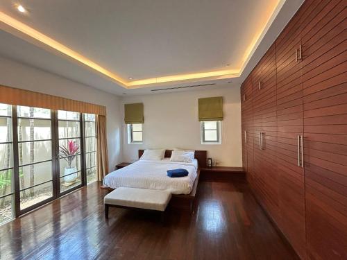Ένα ή περισσότερα κρεβάτια σε δωμάτιο στο Luxury Pool Villa Bangtao Phuket close to beach