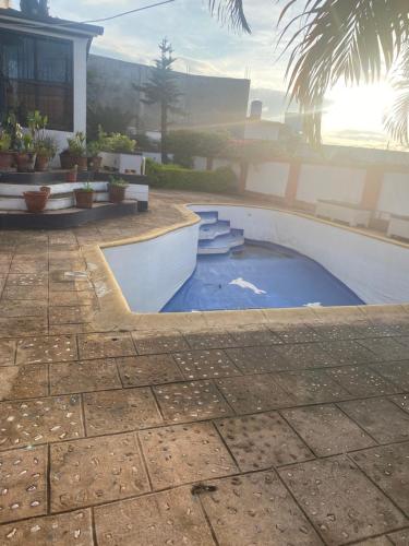 een zwembad midden in een tuin bij 米帝亚 in Mandriankeniheny