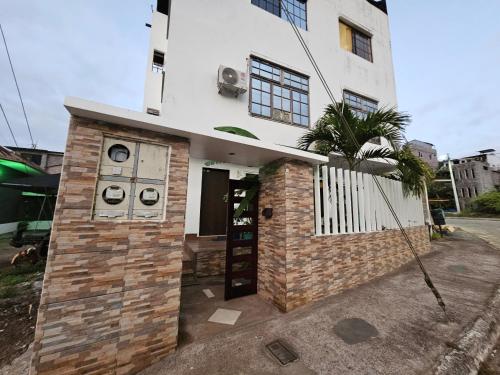 a white building with a door and a window at Casa Rentera D Elías 5 in Puerto Baquerizo Moreno