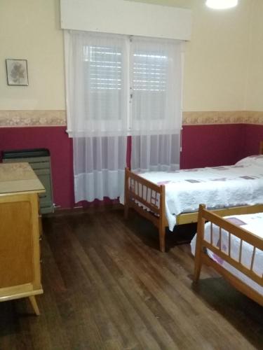 a bedroom with two beds and a window at Chalet céntrico super cómodo in Miramar