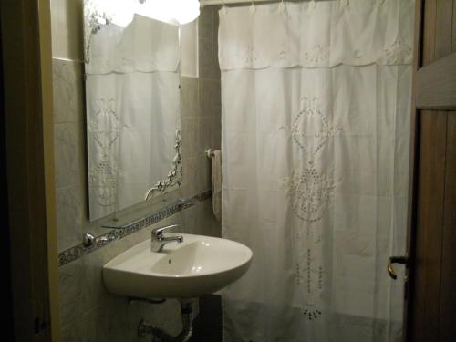a bathroom with a sink and a shower curtain at Chalet céntrico super cómodo in Miramar