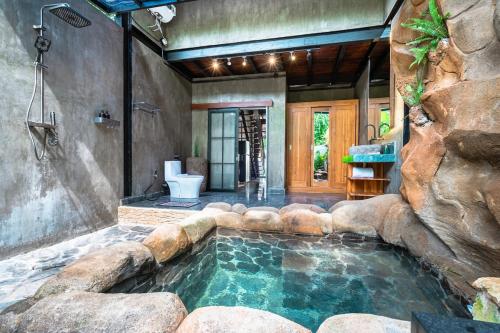 una piscina en medio de un baño con ducha en Peaceful 1BR Private Villa in Sayan Ubud, en Ubud