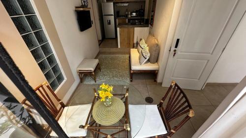 vue aérienne d'une table et de chaises dans un couloir dans l'établissement Luxury mini, beautiful tip, à Punta Hermosa
