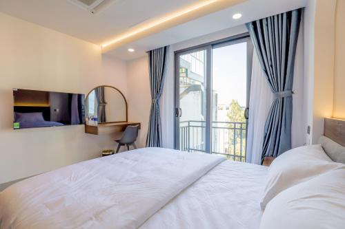 胡志明市Lumia Hotel的一间卧室，配有一张大床和一扇窗户。