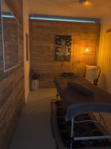 Un lugar para sentarse en Sunset Views, 5 Mins to Beaches, Quirky Retreat