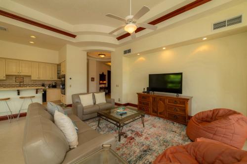 Una sala de estar con un sofá y un televisor de pantalla plana. en Bella Vista 3A 3BR Ocean View, en Isla Herradura