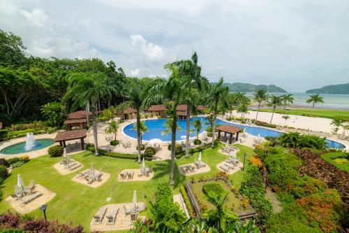 Una vista aérea de un complejo turístico con piscina. en Bella Vista 3A 3BR Ocean View, en Isla Herradura