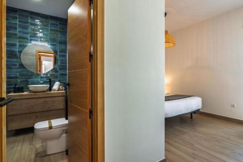 une salle de bains avec toilettes, lavabo et miroir dans l'établissement Villa Isla del Moral, à Punta del moral