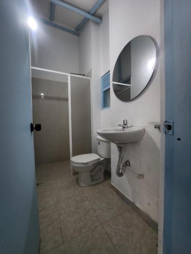 莱瓦镇Hotel Posada Santa María Villa de Leyva的浴室里有马桶、洗手池和镜子。