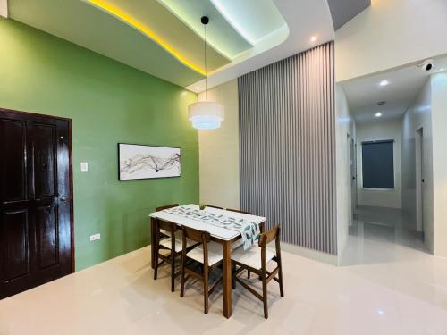 Foto dalla galleria di Stylish 3BR Residence - Smart Bath - Cozy Vibes a Lagao III