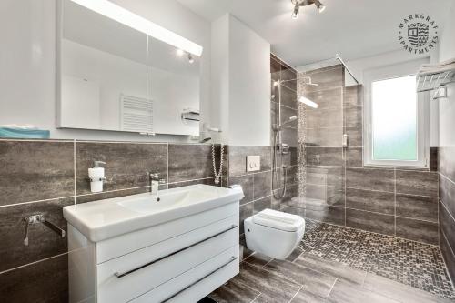 un bagno con un lavandino bianco e un water di Markgraf Apartments Haus 2 a Hertingen