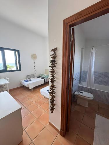 een badkamer met toilet en ligbad bij Duplex Laura in Punta Grossa