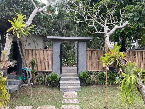 Un camino que conduce a una casa con una valla de madera. en Edwin's Stay, en Penebel