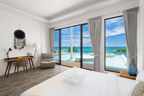a bedroom with a bed and a view of the ocean at MQ女王海滨6 bedroom 别墅 免费婴儿床海景日出烧烤家庭适用 in Koh Samui
