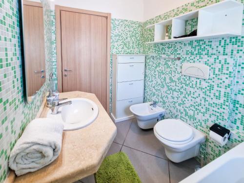 un bagno con lavandino e WC di Villa Corallo ad Alghero