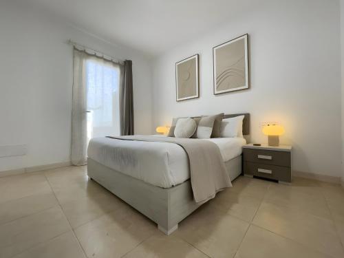 En eller flere senge i et værelse på Villa Lychee