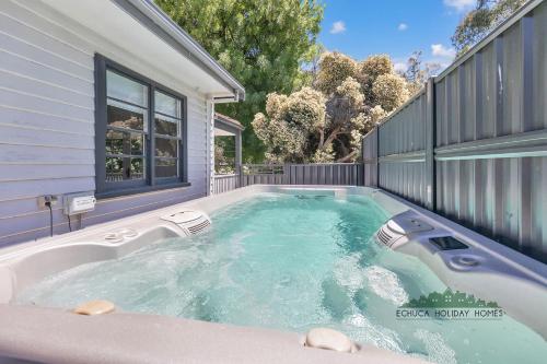 Πισίνα στο ή κοντά στο Home at Haverfield