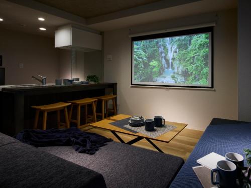 een woonkamer met een grote projectie van een waterval bij Minn Umeda Nakazakicho in Osaka