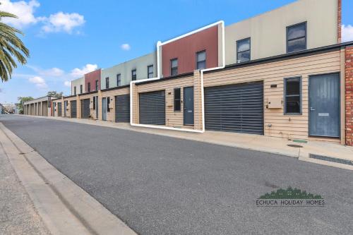eine leere Straße vor einer Reihe von Gebäuden in der Unterkunft Campaspe Central - Your Central Echuca Escape! in Echuca