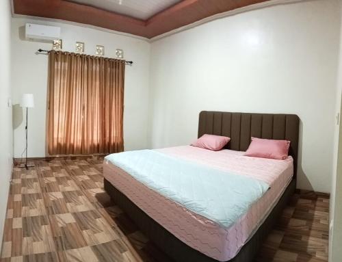 Postel nebo postele na pokoji v ubytování Homestay Impian Bantul Yogyakarta