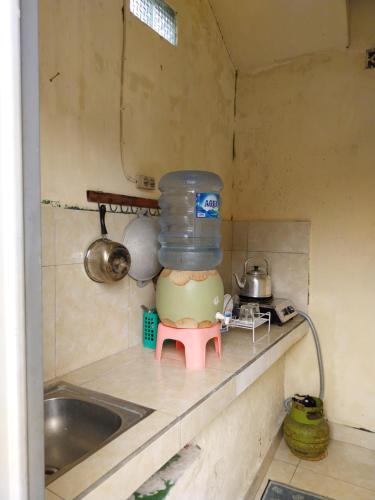 a kitchen counter with a jug of water on a mixer at Sintya Homestay in Ubud
