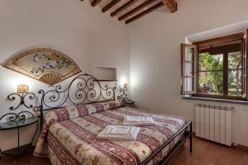 a bedroom with a bed and a window at Podere Trieste in Cialabrone