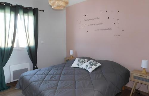 En eller flere senge i et værelse på Villa Lisa