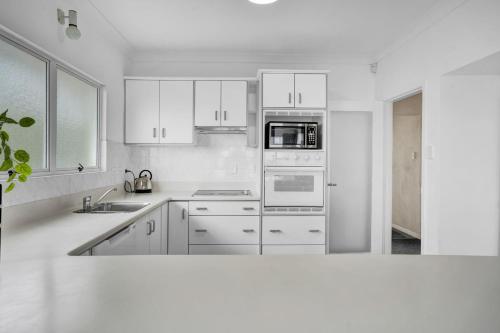 Η κουζίνα ή μικρή κουζίνα στο No 1 Beachfront Holiday Home