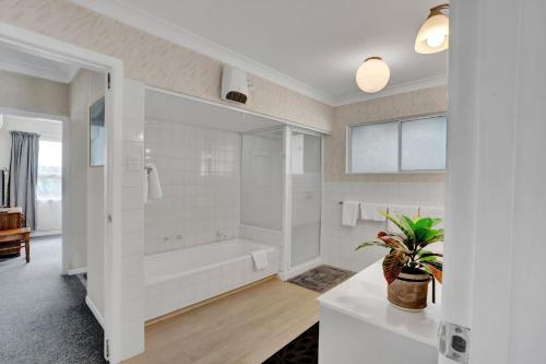 Φωτογραφία από το άλμπουμ του No 1 Beachfront Holiday Home σε Νιου Πλύμουθ