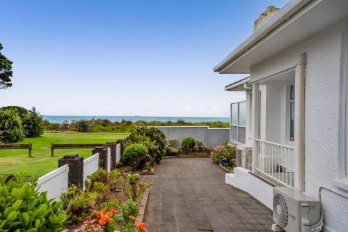 Φωτογραφία από το άλμπουμ του No 1 Beachfront Holiday Home σε Νιου Πλύμουθ