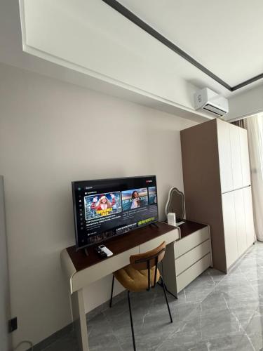 una camera con scrivania e computer di SB Condo Sihanoukville -700m To U MALL a Sihanoukville