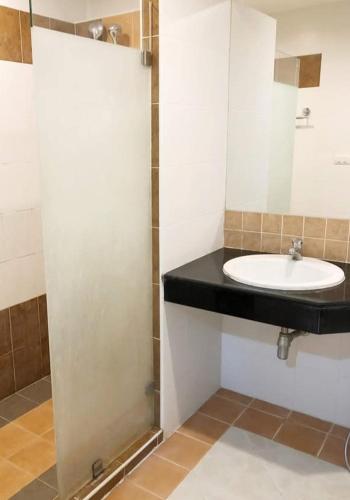 a bathroom with a sink and a mirror at อุดมสุข BTS udomsuk in Bangna