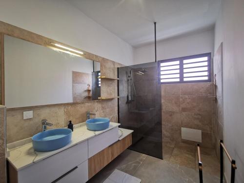 Ένα μπάνιο στο Swiiti 3 étoiles - 2 chambres - Deshaies centre