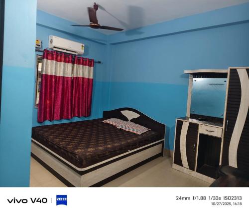 Un pat sau paturi într-o cameră la Mir Residency Lalita guest inn