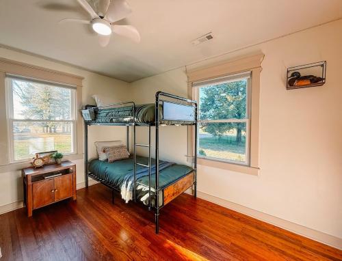 een slaapkamer met een stapelbed in een kamer bij Cozy 3BR Cottage with Firepit Sleeps 10 Close to Lake Fun in Scottsboro