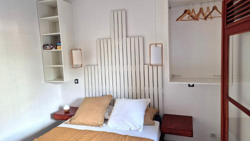 Ένα ή περισσότερα κρεβάτια σε δωμάτιο στο Studio Koton - 3 étoiles - Deshaies centre