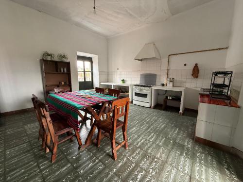 een keuken met een tafel en stoelen in een kamer bij Old House Hostel in Sucre