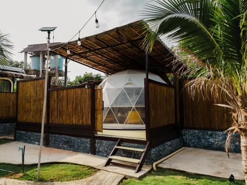 una stanza con una finestra e una sedia sotto un pergolato di L1 Lanta Resort a Ko Lanta