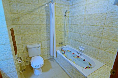 Kupatilo u objektu Shwe Ingyinn Hotel Mandalay