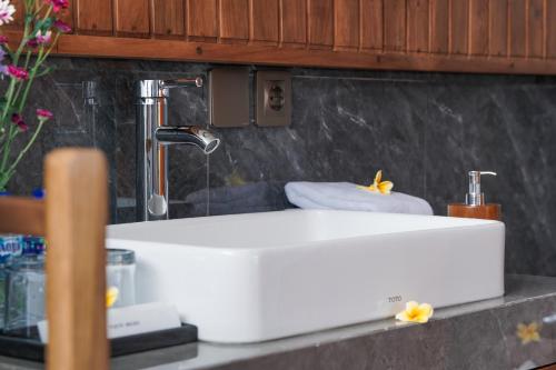 a white sink sitting on top of a counter at Pondok Raka Ubud in Ubud