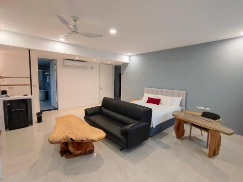 a living room with a couch and a bed at 幔利橡樹民宿 in Donghe
