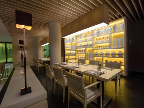 a dining room with a long table and chairs at Jinjiang Metropolo Classiq Shanghai Jing'an Temple in Shanghai