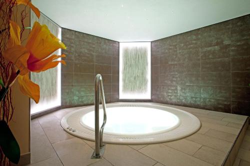 a bath tub in a bathroom with a flower at Hotel Lipprandt in Wasserburg