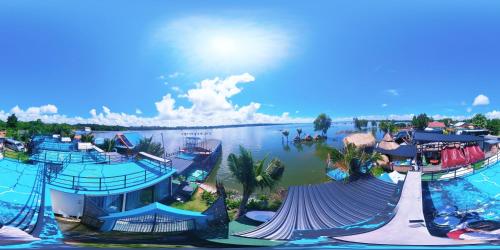 Sirindhornอินทนนท์แคมป์ปิ้ง เขื่อนสิรินธร的一群船在一大片水中