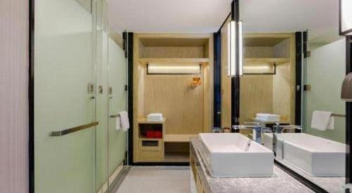 un bagno con lavandino, doccia e WC di Echarm Hotel Nanning Qingxiu Mountain a Nanning