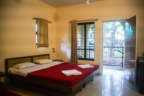 Una cama o camas en una habitación de Nature Trails Sajan, Vikramgad